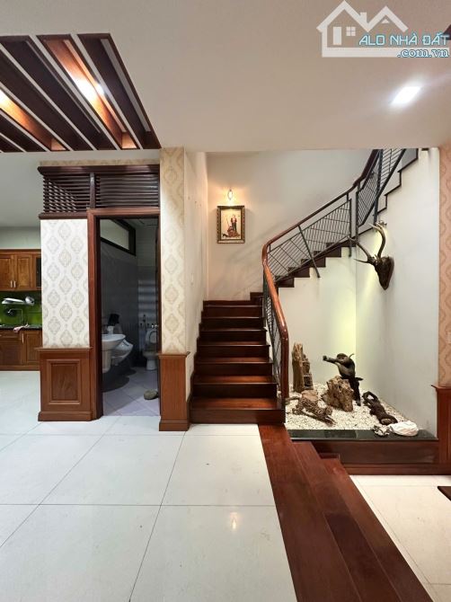 Bán biệt thự Tân Bình - 173m2 - sân vườn thoáng mát - 3 tầng - 9