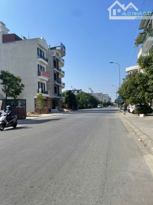 Bán đất 2 Mặt Nguyễn Quyền Đại Phúc . dt 104,1m . mt 6.47m . hướng ĐB & TB . giá 22 tỷ