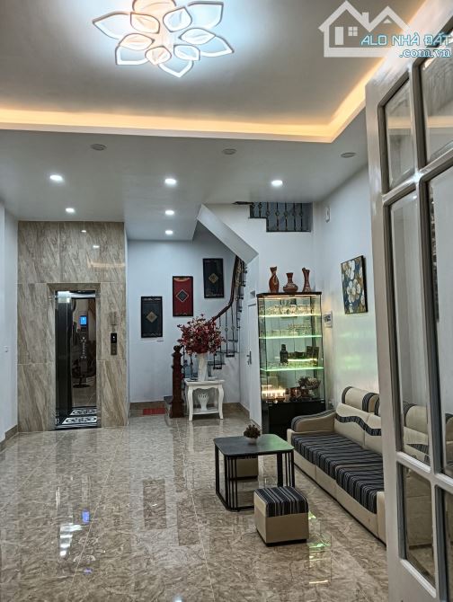 Đường Láng, 45m, 6ngủ, Thang máy, Ngõ thông, Nhà đẹp full nội thất ở luôn, Sổ chính chủ