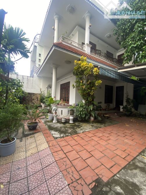 Cực hiếm bán đất tặng nhà ba tầng kiên cố diện tích rông