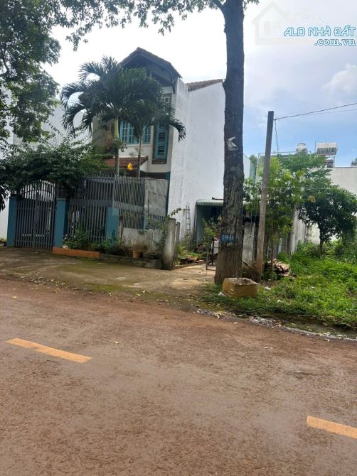 BÁN ĐẤT TẶNG NHÀ MẶT TIỀN Y LINH NGAY KHU TÂN PHONG - Loctran