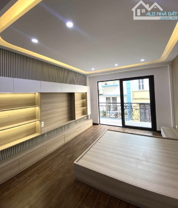 Chủ gửi bán gấp căn nhà 43m² đẹp, sát mặt phố Trần Quốc Hoàn. Vị trí đắc địa, tiện ích đầy