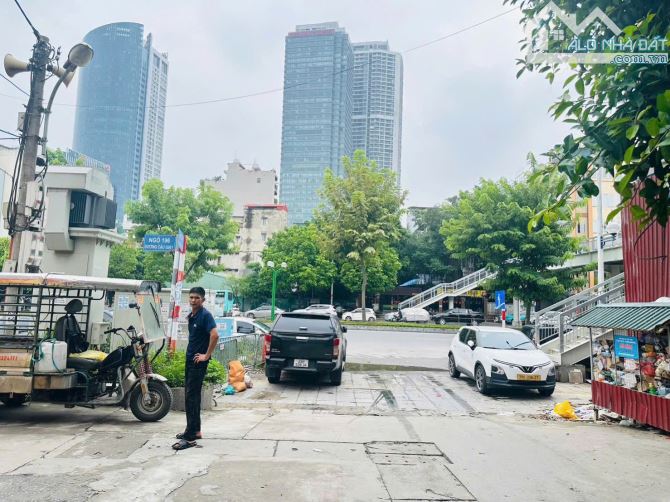NHÀ ĐẸP NGUYỄN VĂN HUYÊN CẦU GIẤY 40Mx6T,MT4.1M GIÁ11.3TỶ NGÕ THÔNG 20M RA Ô TÔ 40M RA PHỐ