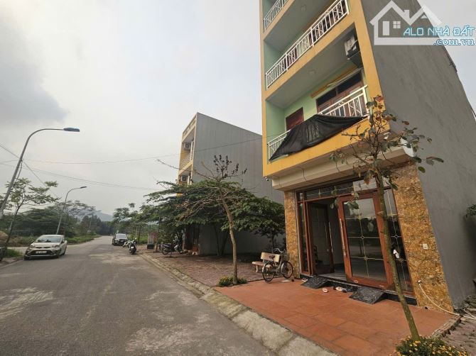 🎁🎁 Bán lô đất duy nhất nhìn vườn hoa chu mẫu  🌏 Diện tích 90m  🏨 Mặt Tiền 5m  🏖 Hướng