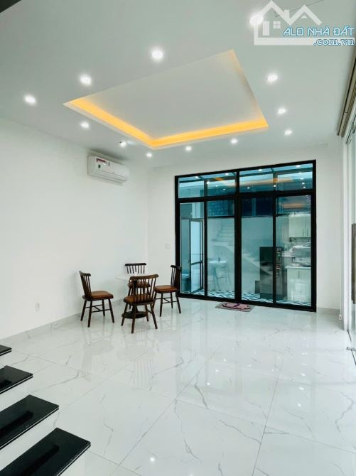 Bán căn hoàn thiện xẻ khe có thang máy Hoàng Huy Mall -  DT 78m - Mt 5m có dòng tiền cho t