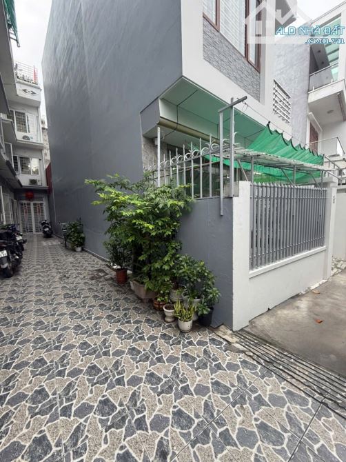 Bán căn nhà lô góc độc lập 3 mặt thoáng