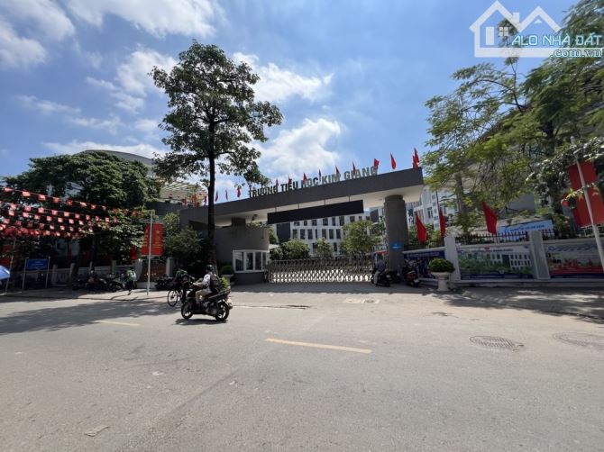 Bán nhà Hoàng Đạo Thành, Thanh Xuân, 120m² × 3 Ngủ, Nhà đẹp ở ngay, Nhỉnh 4 tỷ.