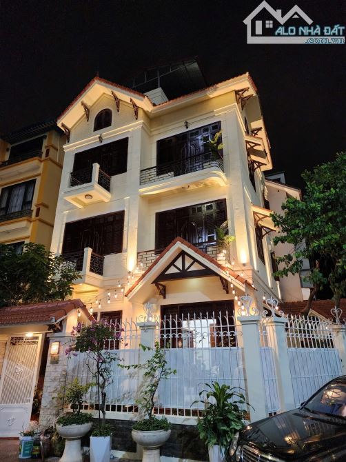 (LÔ GÓC) Bán BT KDT Mễ Trì Hạ 150mx4T Oto Tránh Vỉa Hè KD VP 40.8 Tỷ Khu Vip Sổ Vuông