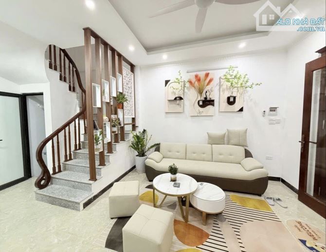 BÁN NHÀ THẠCH BÀN CỔ LINH,LONG BIÊN GẦN AEON VÀ TRƯỜNG HỌC CÁC CẤP DT 32M*5T GIÁ 6,28TỶ