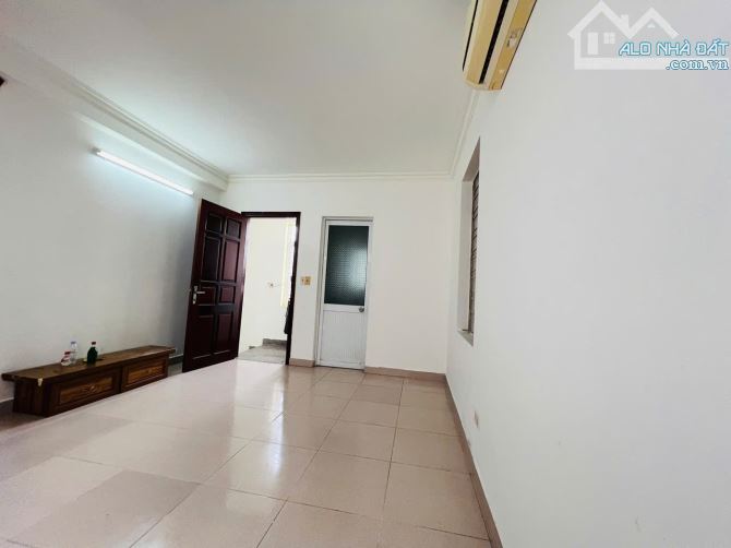 Siêu hiếm nhà 3 tầng đường Hồ Đá, Sở Dầu, Hồng Bàng, Hải Phòng. ô tô đỗ cửa chỉ 2,1 tỷ