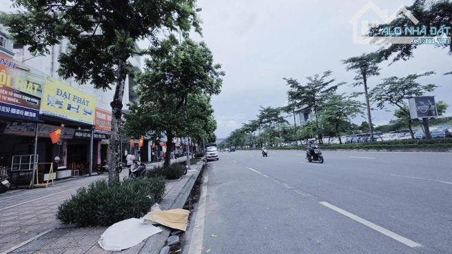 BIỆT THỰ GẦN BIG C LONG BIÊN- MẶT TIỀN CỰC RỘNG- ĐƯỜNG TRƯỚC NHÀ 4 LÀN Ô TÔ TRÁNH- THÔNG