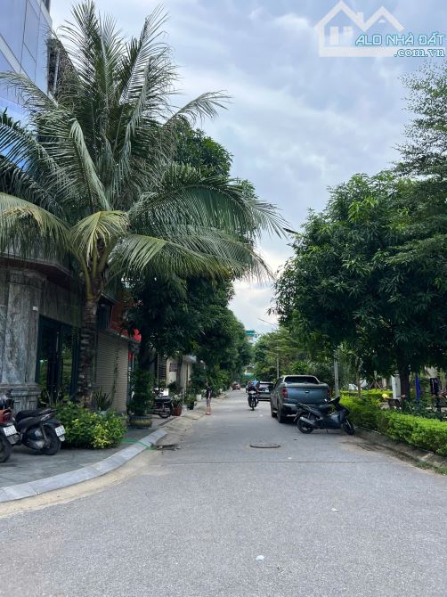 Hot...Gía rẻ hơn thị trường 3 ty, Đất KĐT Tây Nam Linh Đàm DT 90m, đường 13m,vỉa hè