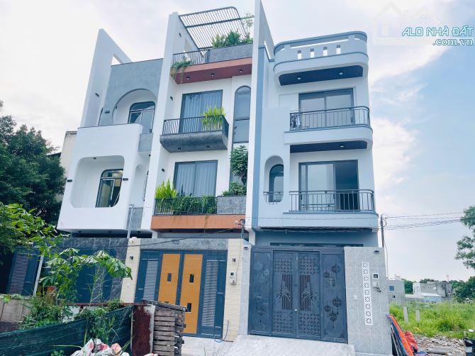 Nhà 4 tầng nội thất cực đẹp thiết kế hiện đại đường 24 Linh Đông