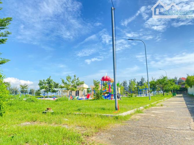 (ĐẤT BIỂN) NGANG 15M ĐƯỜNG 7,5M HƯỚNG BIỂN, ĐỐI DIỆN CÔNG VIÊN, CÁCH BIỂN ĐÚNG 1 CON ĐƯỜNG