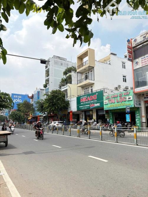 Bán nhà Mặt tiền Lũy Bán Bích - gần Âu Cơ, Tân Thành, 4,4x24m,  Cấp 4- tiện xây, 16,8 tỷ.