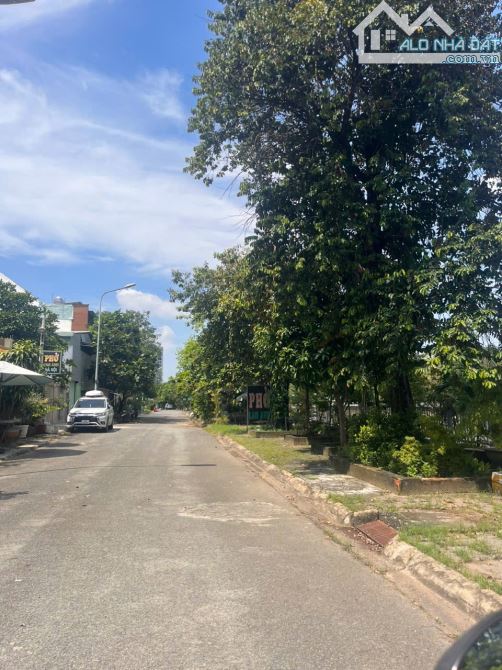 Bán lô đất biệt thự view trực diện sông Khu Mười Mẫu Q2, Dt 10x16m , giá 21.6 tỷ