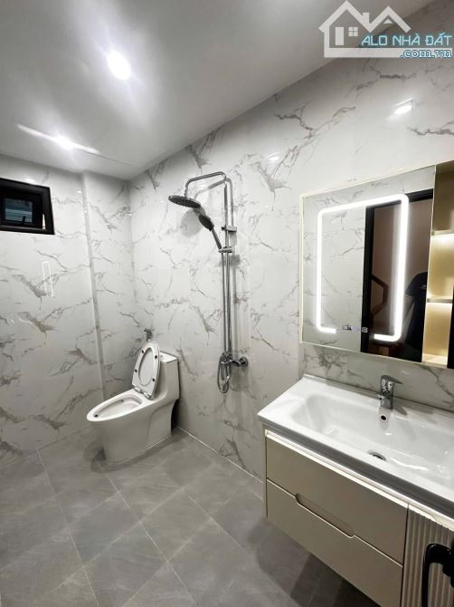 BÁN NHÀ PHÂN LÔ VŨ TÔNG PHAN –7 TẦNG THANG MÁY –Ô TÔ DỪNG NGÀY ĐÊM –NỞ HẬU ĐẸP–KD TỐT