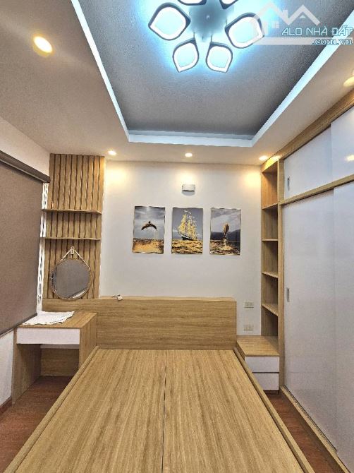 Bán nhà trung tâm ngọc thuy,ô tô đôc cổng,30m o tô tránh