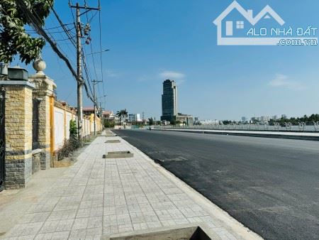 Cho thuê mặt bằng mặt tiền tầm vu, view sông, cách vincom 1km, đoạn làm đường đẹp
