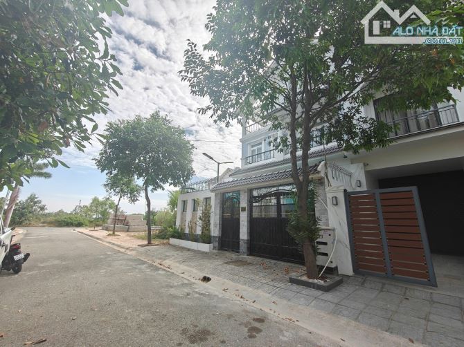 CẦN BÁN BIỆT THỰ PHƯỚC SƠN, P.11 – CÓ HỒ BƠI & VƯỜN SAU RỘNG – SỔ HỒNG HOÀN CÔNG CÁ NHÂN