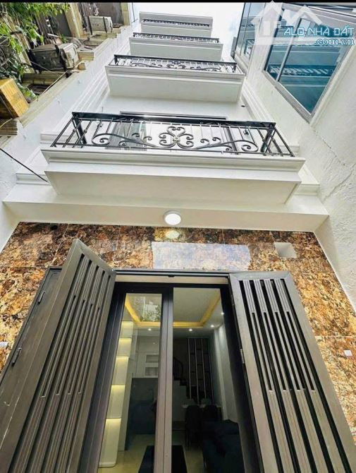 TÔI ĐANG CẦN BÁN CĂN NHÀ XÂY MỚI TINH  38M2 X 5T TẠI PHỐ KIM GIANG GIÁ NHỈNH 8 TỶ