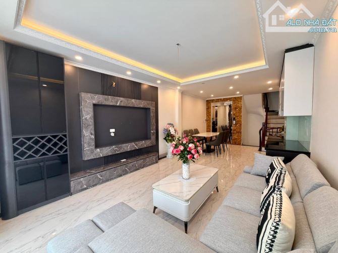 NHÀ ĐẸP Ở NGAY 6 TẦNG THANG MÁY Ô TÔ NGỦ TRONG NHÀ DT 50M GIÁ 10,7 TỶ