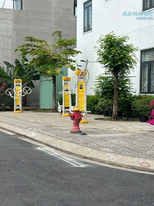 Đất 1 sẹc đường 980 Phú Hữu Q9