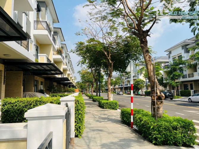 Chính chủ gửi bán nhà phố Verosa Park, Phú Hữu kế cận Q2, 5