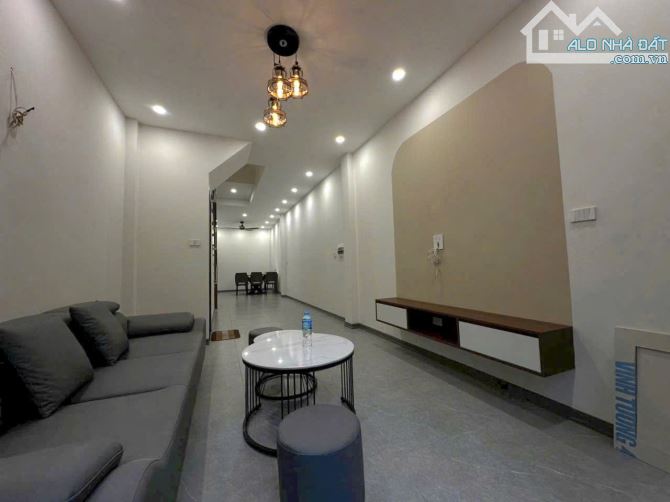 Ngọc Thuỵ. Cách cầu Long Biên 200m. DT 42m*4 tầng*4ngủ*full nội thất, giá chưa đến 9 tỷ.