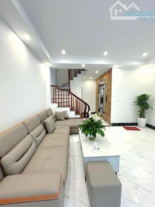 BÁN NHÀ VIỆT HƯNG 45M2, 6 TẦNG THANG MÁY, Ô TÔ ĐỖ CỔNG, 9.3 TỶ