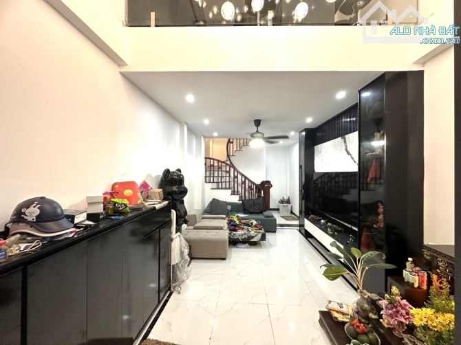 BÁN NHÀ VIỆT HƯNG 35M2, 6 TẦNG, NGÕ NÔNG, Ô TÔ ĐỖ CỔNG, 6.3 TỶ