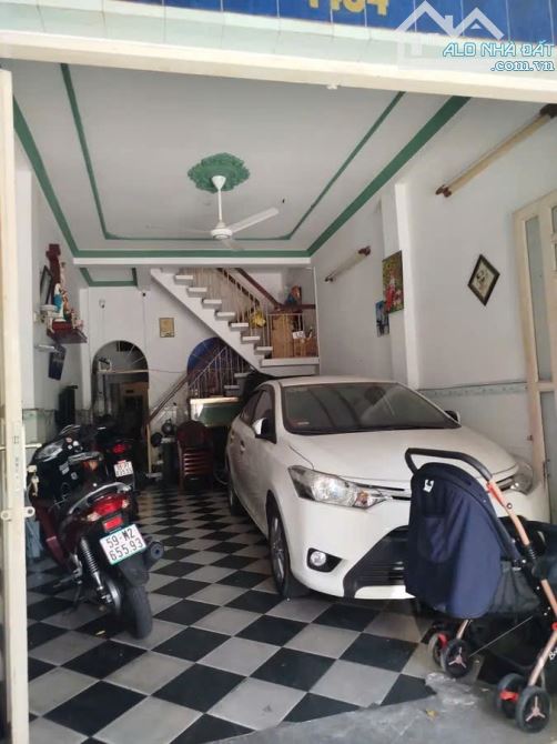 Cần tiền nên bán gấp căn nhà Trịnh Đình Trọng, Tân Phú. Xe hơi đậu trong nhà. 97m2, 8.4tỷ