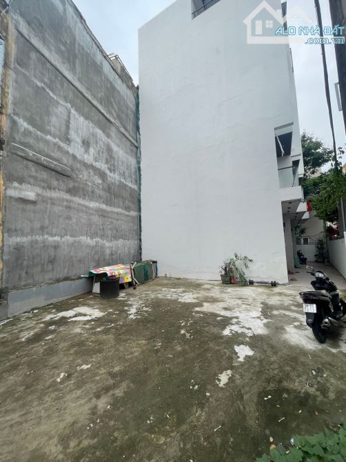 Bán đất phố Nguyễn Văn Linh, Long Biên 30m2 giá chỉ 2,8 tỷ