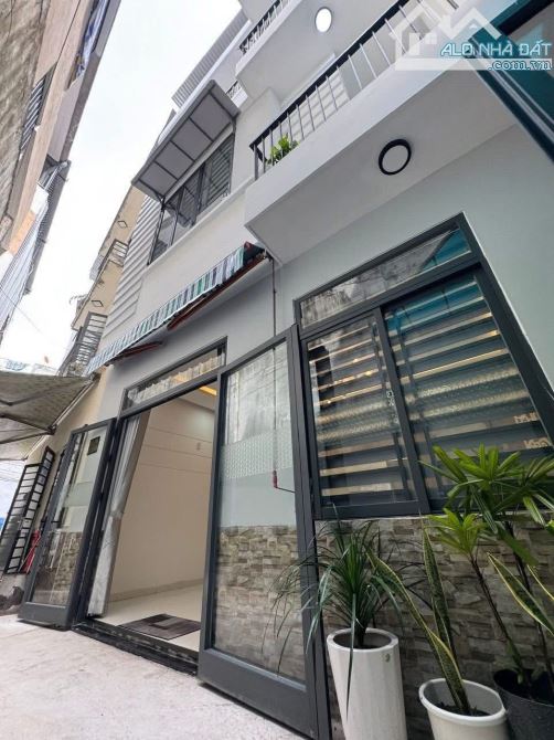 NHÀ ĐẸP 3 TẦNG 3 MÊ KIỆT HUỲNH NGỌC HUỆ SAT ĐƯỜNG FULNT