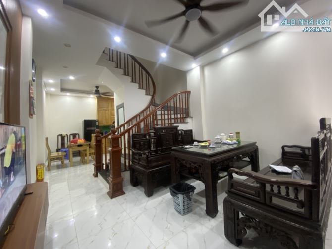Bán nhà lô góc Tây Sơn gần phố, tặng nội thất, 44m2, 4.2mMT, giá 8.5 tỷ