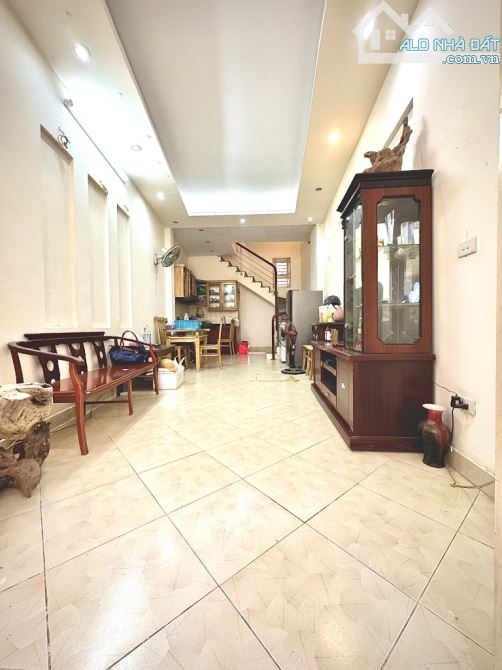 Bán gấp nhà 5 tầng gần ô tô, nhà đẹp, gần viện E khu công chức thành đạt