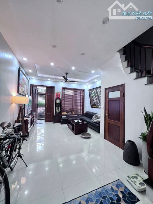 BÁN NHÀ NGỌC THỤY – LONG BIÊN – DT 60m², MT4,5m – GIÁ HƠN 9x Tỷ.