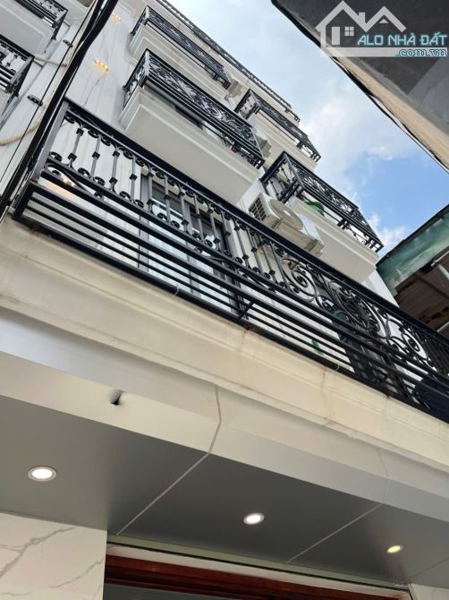 Chung cư mini dòng tiền 40triệu/tháng. DT 50m*6tâng*8phòng ngủ*thang máy, full nội thất.