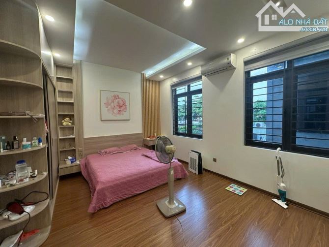 bán mỏ vàng Trần Cung 50m2 thang máy nội thất đầy đủ kinh doanh QH ổn định