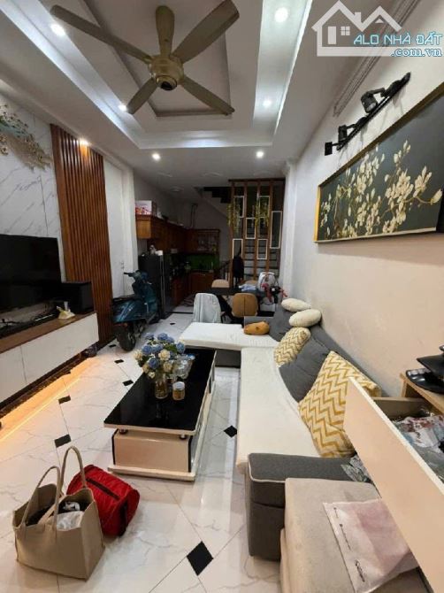 BÁN NHÀ PHỐ TRẦN KHÁT CHÂN - LÒ ĐÚC - 30M2 X 5 TẦNG - NGÕ THÔNG, NÔNG - KO QH