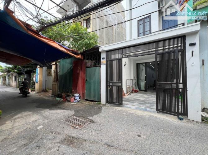 Rất gần phố Ngô Gia Tự - Đường thông ô tô tránh - Vừa ở vừa kinh doanh
