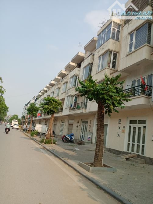 Biệt thự lk Văn Phú, 199m, 4 tầng, giá chỉ 196tr/m2.