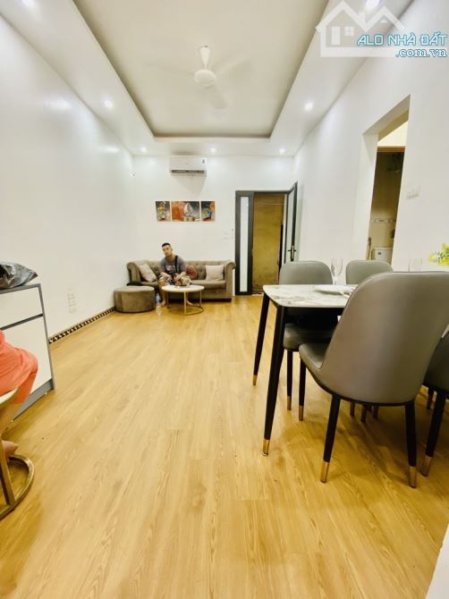 Bán căn nhà tập thể trần Hưng đạo tt hai bà trưng hai thoáng ô tô đỗ cầu thang