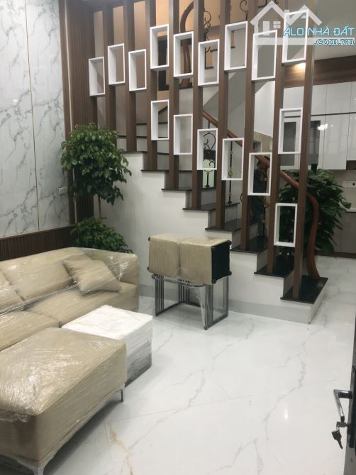 TRẦN KHÁT CHÂN , 37M² , NHÀ MỚI Ở NGAY , ĐẦY ĐỦ NỘI THẤT , VÀI BƯỚC RA Ô TÔ , 8,2 TỶ