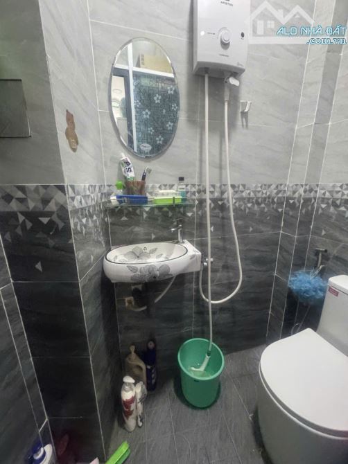Nhà đẹp gần chợ Phú Lâm (Q6) - Ngang khủng 5.6m - 2PN 2WC - SHR