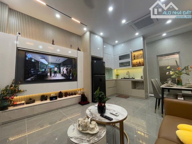 Siêu phẩm nguyễn văn cừ,7 tầng thang máy ,ô tô đỗ cửa