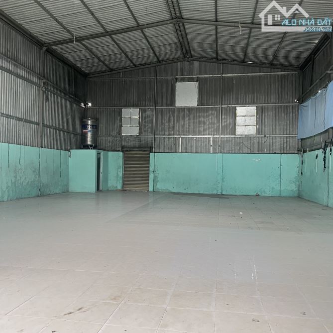 Cho thuê kho xưởng 400m2 nền gạch sạch sẽ