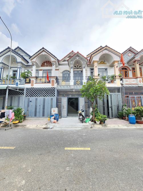 Bán nhà 1 trệt 1 lầu KDC kinh doanh nhỏ được, p.Bình Chuẩn,Tp.Thuận An chỉ 3 tỷ350TL M7767