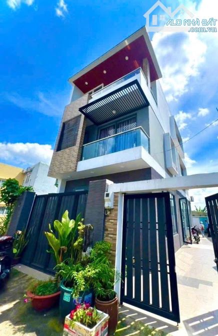 Chính chủ bán gấp nhà sát Phạm Văn Đồng - 130m2 ngang 7,9m - 3 tầng- nhỉnh 8 tỷ TL