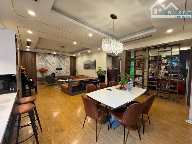 CHCC HOÀNG ĐẠO THUÝ – 3 SLOT ÔTÔ - BAN CÔNG – 181M² – 3N2VS – 21.7 TỶ (ECG203028)